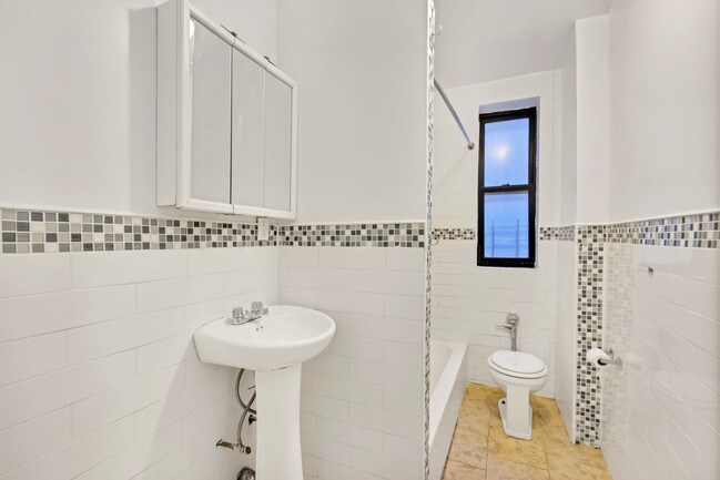 Building Photo - 2326 Loring Pl N