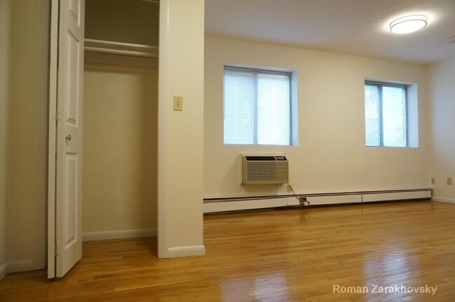 Building Photo - Amazing 1 Bedroom in Mission Hill!