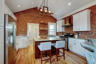 Building Photo - 727 Kalamath St