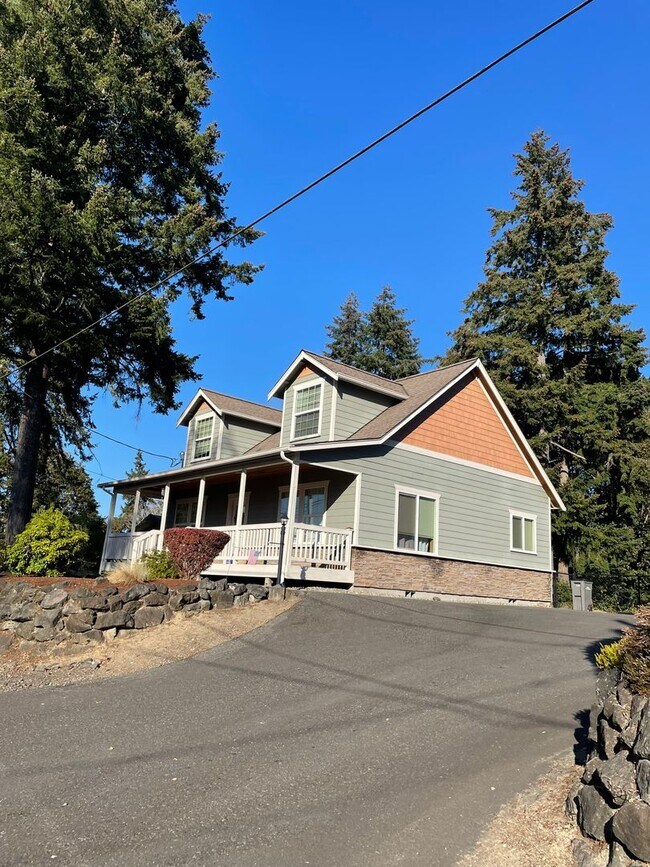 Foto del edificio - Spacious Modern Living Home in Bremerton