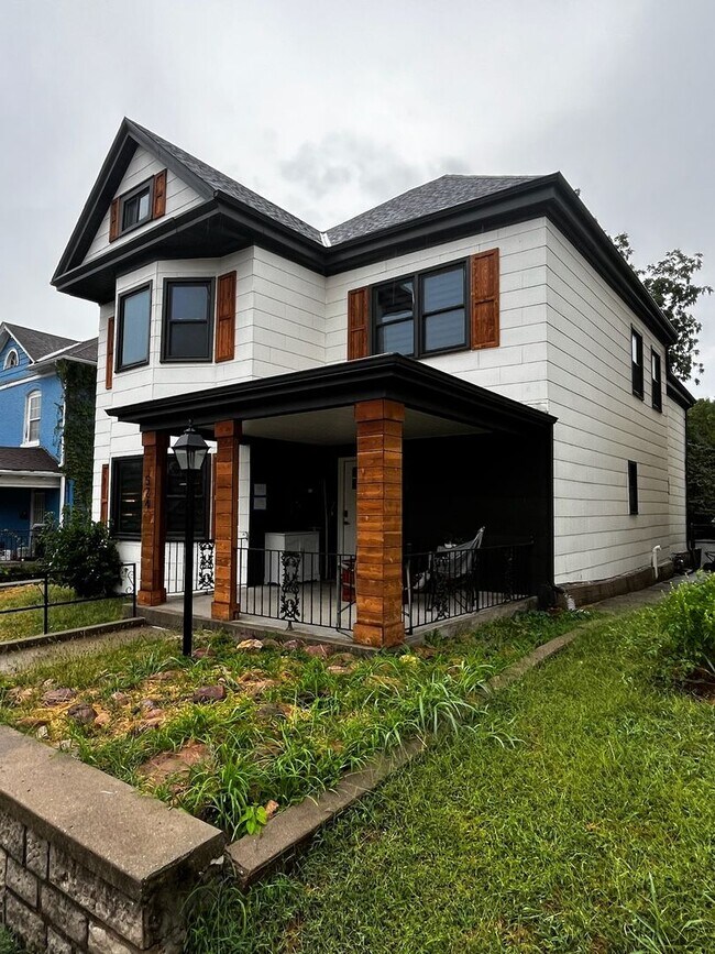 Foto del edificio - Pendleton Heights 4BR—Updated Historic Cha...