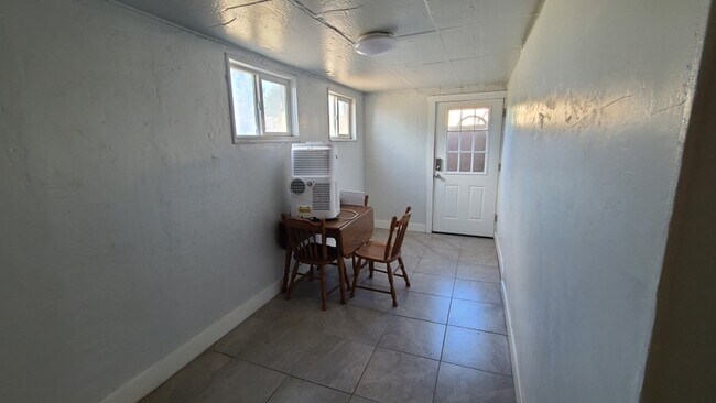 Building Photo - 848 600 W