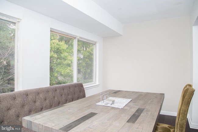 Building Photo - 828 Chanticleer