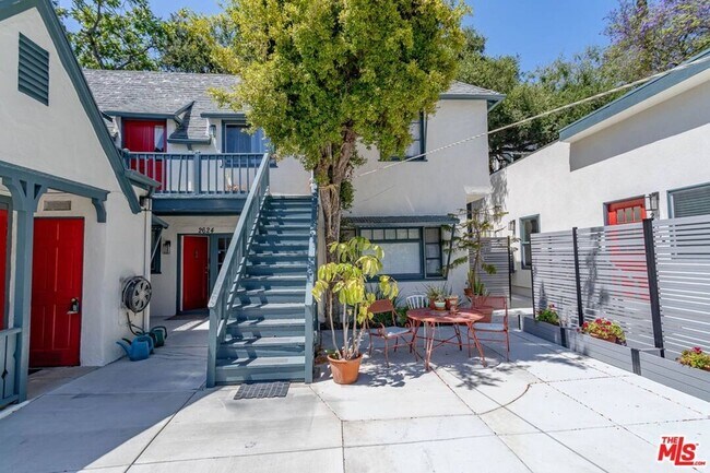 Foto del edificio - 2628 Beachwood Dr