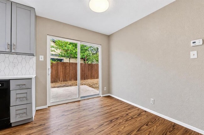 Foto del edificio - 8808 Pineridge Dr