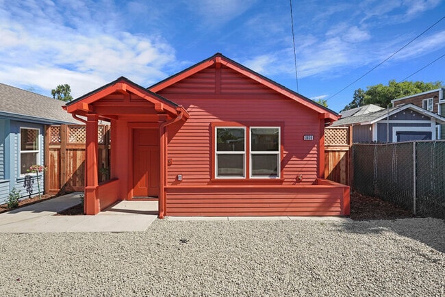 Beautifully Built 2/1 in North Oak Park Close to UC Davis + McGeorge Law School! - Beautifully Built 2/1 in North Oak Park Close to UC Davis + McGeorge Law School! House