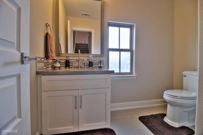 Building Photo - 2 br, 2.5 bath Townhome - 645 Tyrella Ave