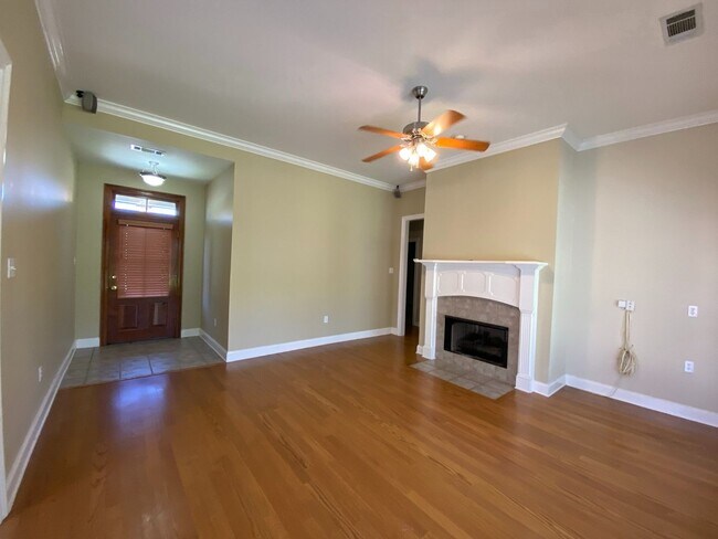 Building Photo - 3 Bed, 2 Bath in Worthington Lake