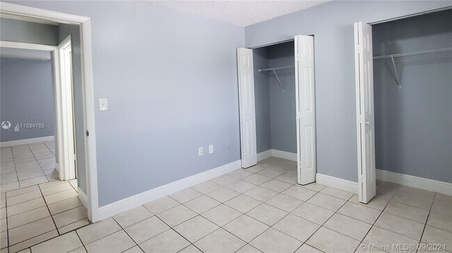 Building Photo - 2332 W 56th St