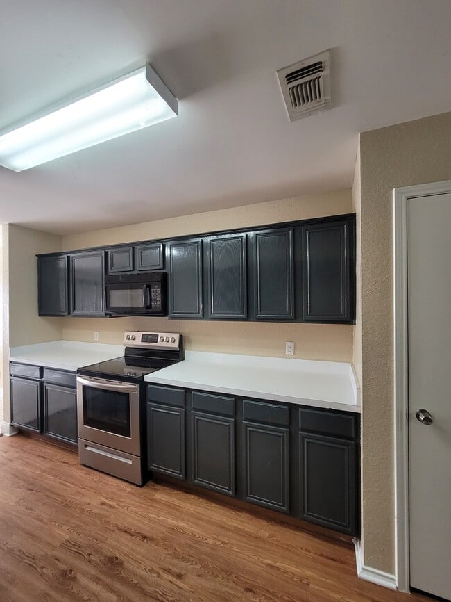 Building Photo - MOVE IN SPECIAL!!!! Cedar Hill home featur...