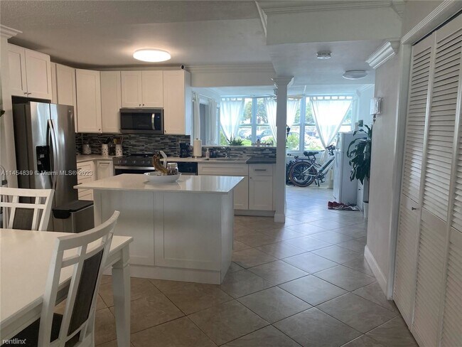 Foto del edificio - 2 br, 2 bath Condo - 4040 N Pine Island Rd...