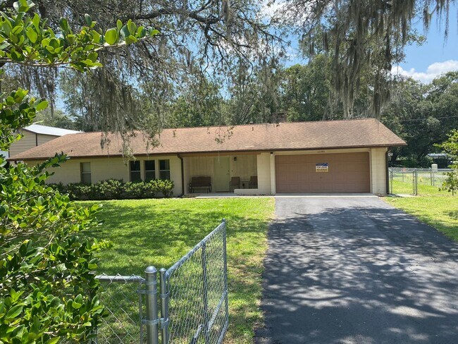 Building Photo - Family and pet friendly ANNUAL LEASE just ...