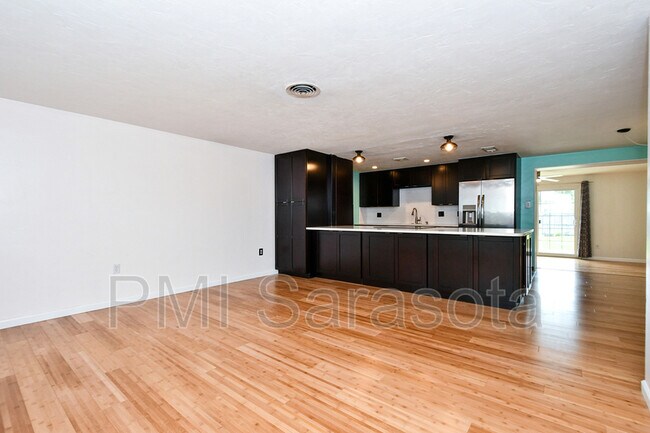 Foto del edificio - 7355 Cass Cir