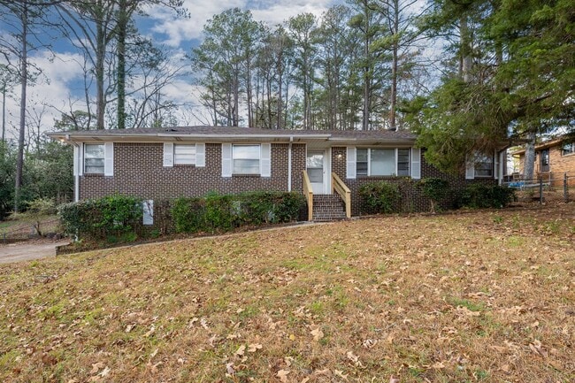 Building Photo - Newly renovated, spacious and versatile house waiting to be a home!