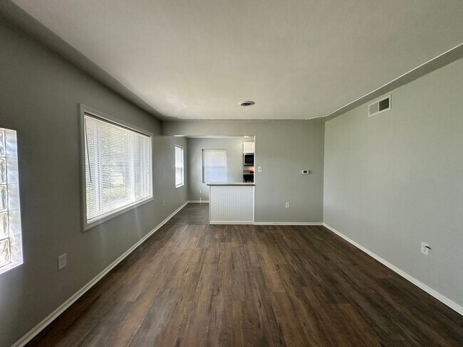 Building Photo - Three Bedroom Home in Battle Creek