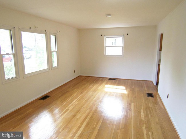 Building Photo - 3830 Pinewood Terrace