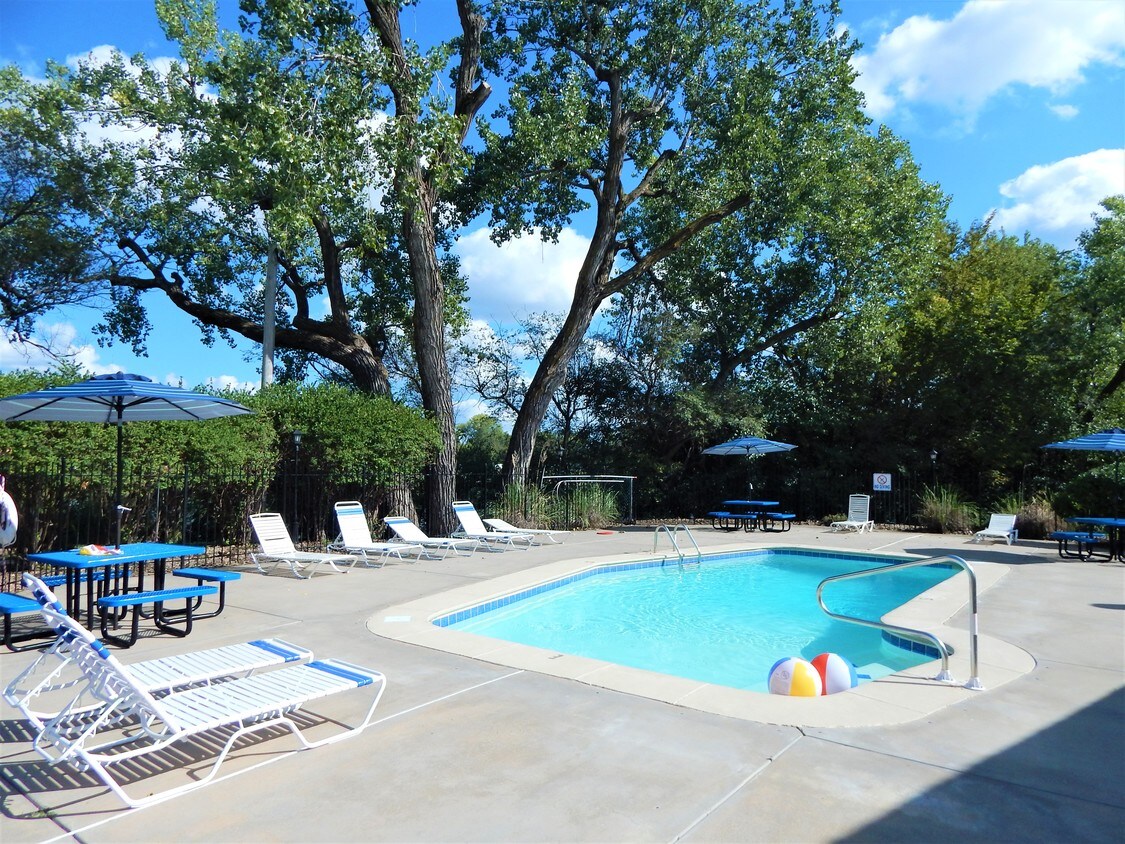 MacArthur's Lake Apartments Wichita, KS