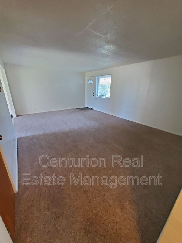 Building Photo - 221 S Knott St
