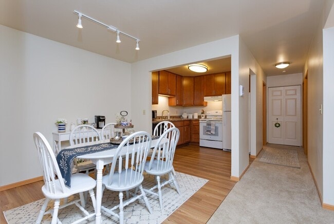 Building Photo - Apple Valley Apartments and Townhomes