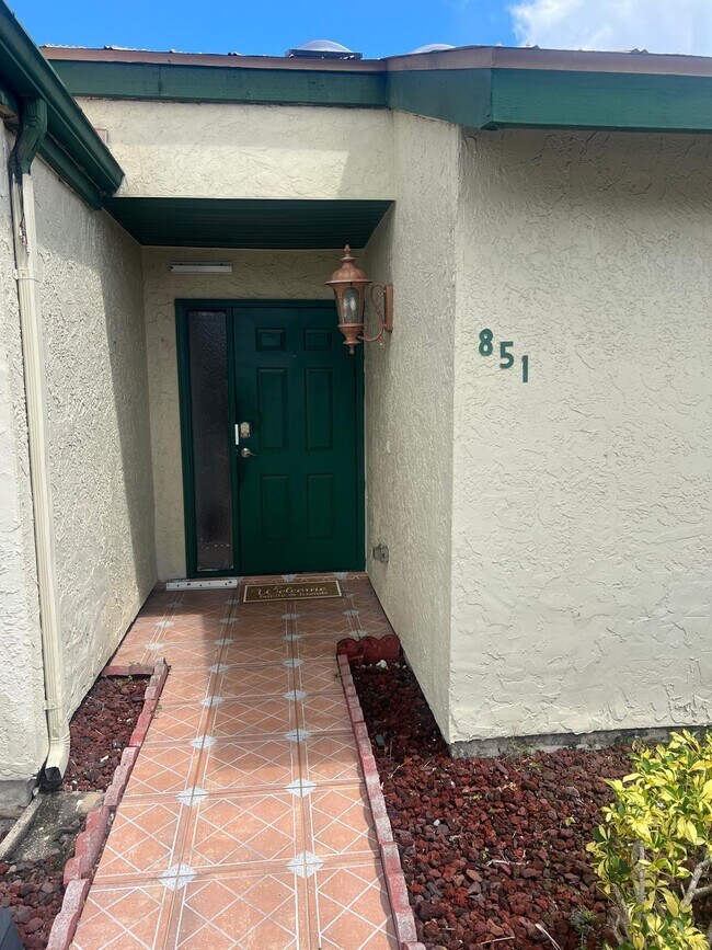 Foto del edificio - 851 SW Monica St