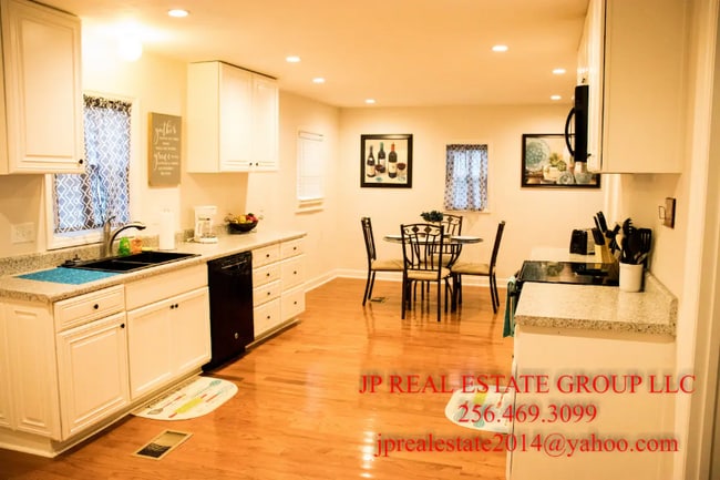 Building Photo - 714 4th Ave SE