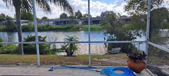 Foto del edificio - 8436 Newton Dr