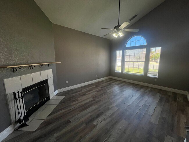 Building Photo - 5 Bedroom 3 Bath!