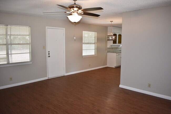Building Photo - Charming 3-Bed, 2-Bath Gem in Fort Worth –...