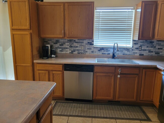 Building Photo - ALL PROSPECTIVE TENANTS MUST SUBMIT A $58 ...