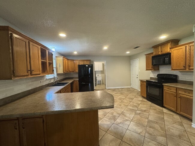 Building Photo - Amazing 3 bedroom 2 bath with great backya...