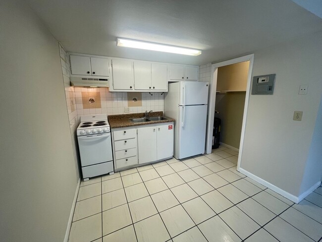 Foto del edificio - Conveniently Located 1 Bedroom, 1 Bath Apa...