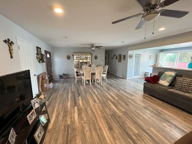 Building Photo - Charming 3-Bedroom Home in the Heart of Santee – Prime Location Near Parks and Schools! *$500.00 ...