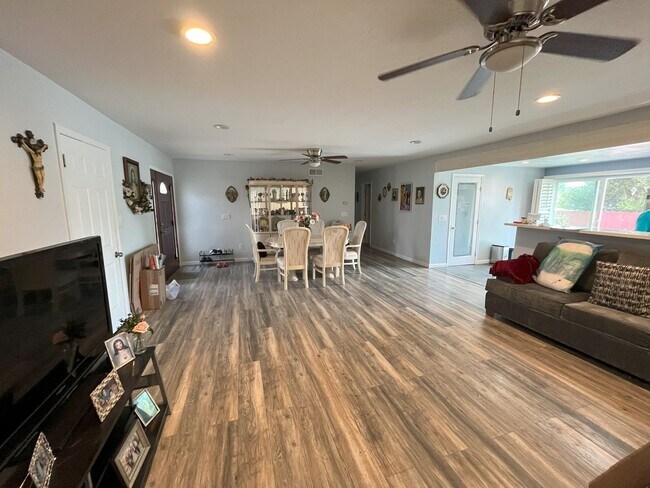 Foto del edificio - Charming 3-Bedroom Home in the Heart of Santee – Prime Location Near Parks and Schools! *$500.00 ...