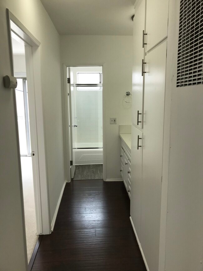 Foto del edificio - 1342 S Centinela Ave