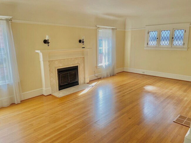 Building Photo - Coveted Laurelhurst Craftsman, Detached Garage, A/C, Hardwoods...A Rare Listing!