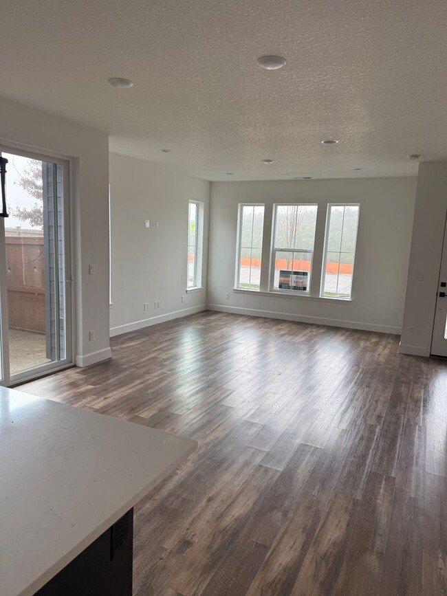 Building Photo - Hillsboro Townhouse/Condo