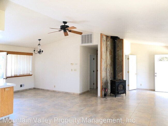 Building Photo - 3 br, 2 bath House - 14592 South Ponderosa...