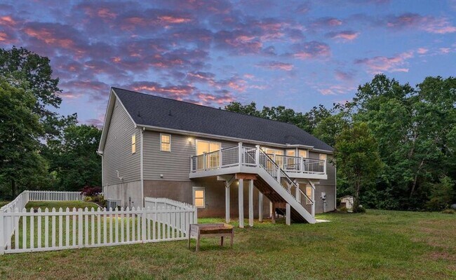 Foto del edificio - 8009 Burrell Rd