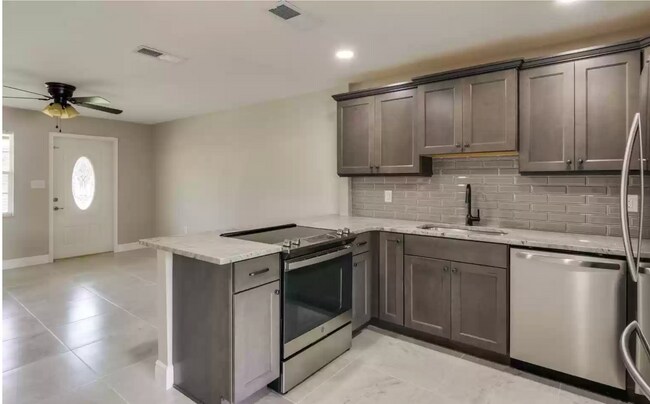 Foto del edificio - 710 Lunar Lake Cir