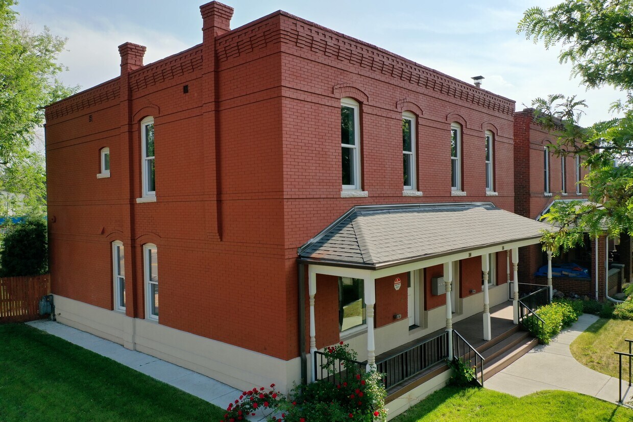 Primary Photo - 204 W 5th Ave