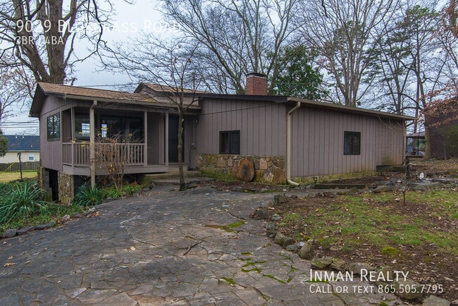 Building Photo - Charming 3 bedroom/3.5 bathroom home on ne...