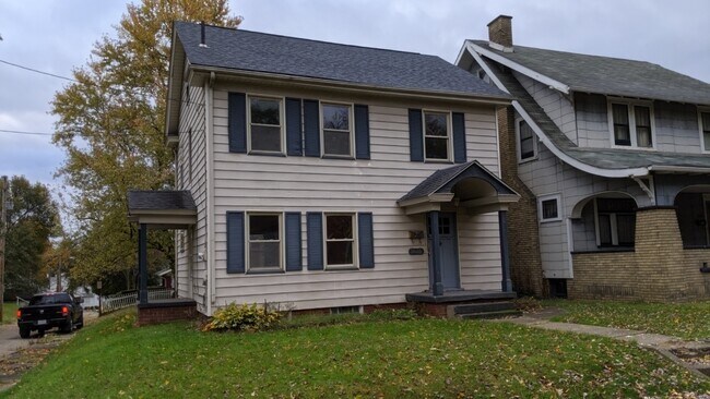 Building Photo - 1520 Cherry Ave NE