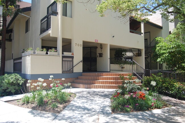 Building Photo - 700 Palm Dr