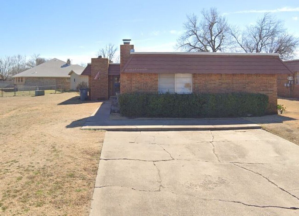 6607 NW Denver Ave Unit A, Lawton, OK 73505 Room for Rent in Lawton