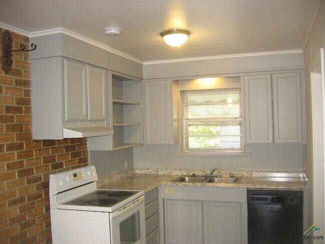 Building Photo - 2833 Crestview Ave