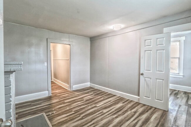 Building Photo - 608 N Anglin St