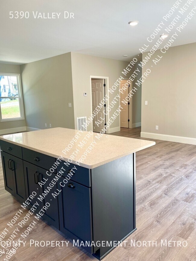 Foto del edificio - Contemporary cottage in Cumming GA! Pets W...