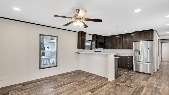 Building Photo - 2 bed/2 bath lovely mobile home! Schedule ...