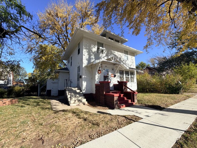 Building Photo - 409 29th St