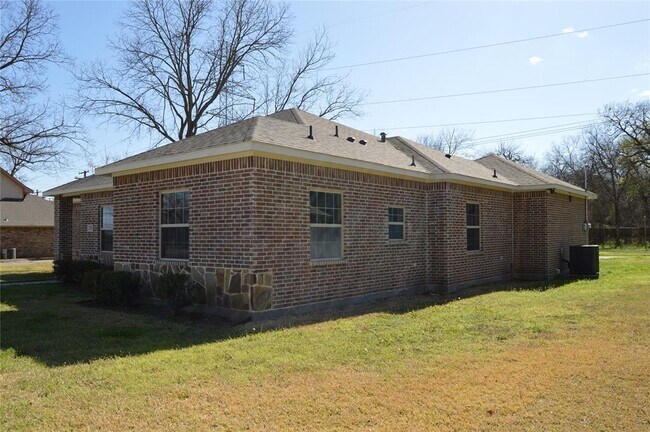 Building Photo - 109 Pecan Grove